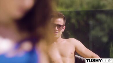 TUSHY - Las europeas Emile y Sara son profesionales del trío anal