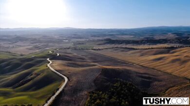 TUSHY - Nádherné brunetky svádějí profesora v anální trojce