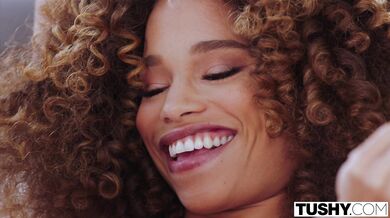 TUSHY - Diva Cecilia Lion necháva svojho manažéra uspokojiť jej análne túžby