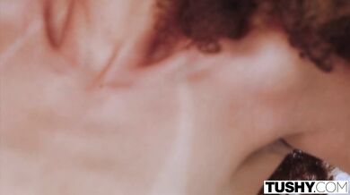 TUSHY - Diva Cecilia Lion necháva svojho manažéra uspokojiť jej análne túžby