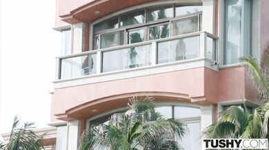 TUSHY - Scarlett touží po vášnivém análu s bohatým starším přítelem