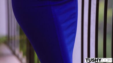 TUSHY - Valentina otvára zadok dokorán pre tvrdého vtáka