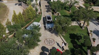 TUSHY - La sexy anfitriona del hotel Angelika seduce al mayordomo para tener sexo anal