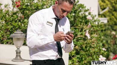 TUSHY - La sexy anfitriona del hotel Angelika seduce al mayordomo para tener sexo anal