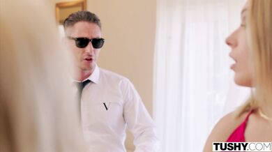 TUSHY - La sexy anfitriona del hotel Angelika seduce al mayordomo para tener sexo anal