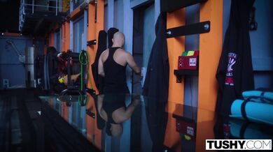 TUSHY - Fitness kočka Cayenne pokukuje po svém osobním trenérovi