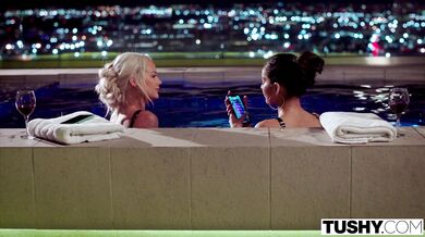 TUSHY - Influencerka Elsa se vrací na anální přídavek s Emily