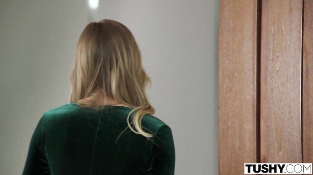TUSHY - Plachá Avery svádí a má anál se svou dlouholetou láskou