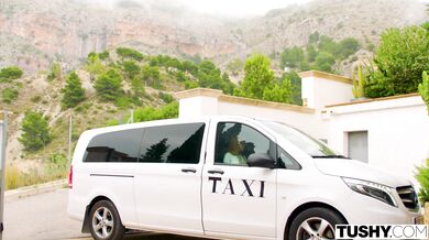 TUSHY - Ohromující zrzka Scarlett prozkoumává svůj anální věneček