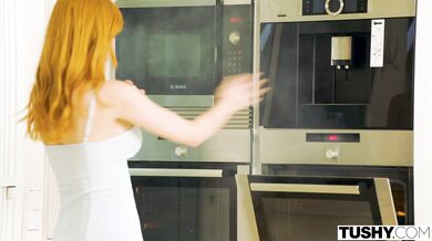 TUSHY - Ohromující zrzka Scarlett prozkoumává svůj anální věneček