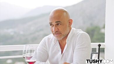 TUSHY - Análně milující kráska Mia nemusí mluvit