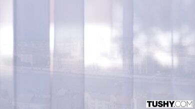 TUSHY - Se venga de la infidelidad de su novio follándose a su amigo