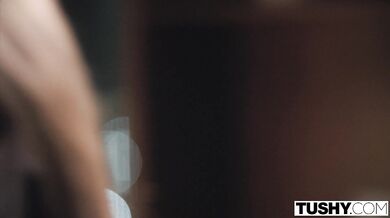 TUSHY - Sexy blondýnka potřebuje nového muže, který uspokojí její anální potřeby