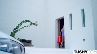 TUSHY - Amigas rubias experimentan con un desconocido atractivo