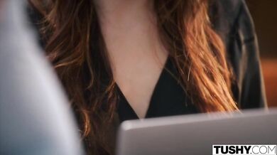 TUSHY - Anal-posednutá Vanessa zvádza svojho horúceho kolegu Olivera