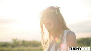 TUSHY - Nádherná modelka má nenasytnou touhu po análu