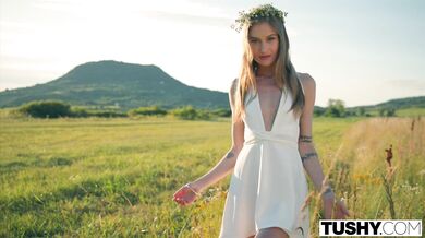 TUSHY - Nádherná modelka má nenasytnou touhu po análu