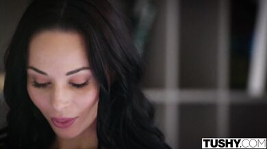 TUSHY - Sexy brunetka má intenzivní anální sex se svým učitelem