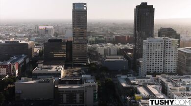 TUSHY - Análně posedlá kráska Bella svádí muže své nejlepší kamarádky