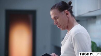 TUSHY - Análně posedlá kráska Bella svádí muže své nejlepší kamarádky