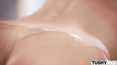 TUSHY - Análně posedlá kráska Bella svádí muže své nejlepší kamarádky