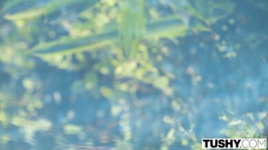 TUSHY - Análně posedlá Emelie svádí bohatého tátu svých spolubydlících