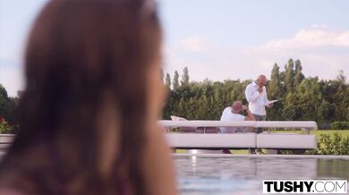 TUSHY - Análně posedlá Emelie svádí bohatého tátu svých spolubydlících