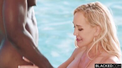 Ultimátny MILF Brandi Love má intenzívne dobrodružstvo s veľkým čiernym vtákom na dovolenke