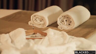 La rubia curvilínea Blake Blossom recibe dos enormes pollas negras por primera vez