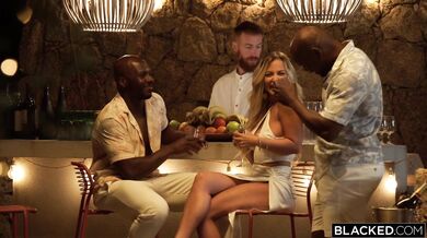 La rubia curvilínea Blake Blossom recibe dos enormes pollas negras por primera vez