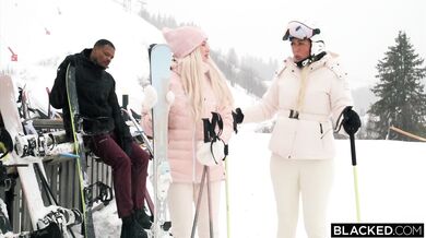 Drobná rozmaznaná blondínka Ashby Winter dostane naplnenú svoju tesnú kundičku