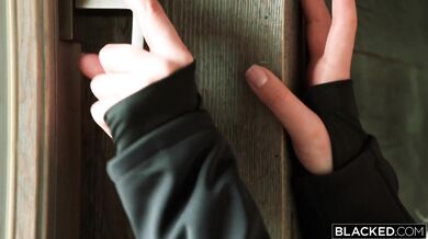 Drobná rozmaznaná blondínka Ashby Winter dostane naplnenú svoju tesnú kundičku