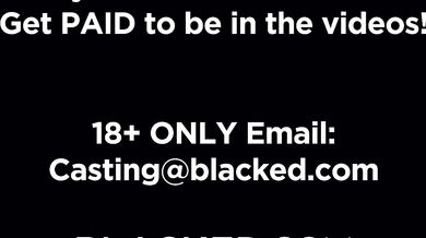 Blondínka s krivkami Ema Karter podvádza nudného manžela s obrovským čiernym vtákom