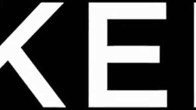 Blondínka s krivkami Ema Karter podvádza nudného manžela s obrovským čiernym vtákom