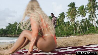 Blondínka s krivkami Ema Karter podvádza nudného manžela s obrovským čiernym vtákom