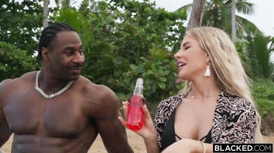 Blondínka s krivkami Ema Karter podvádza nudného manžela s obrovským čiernym vtákom