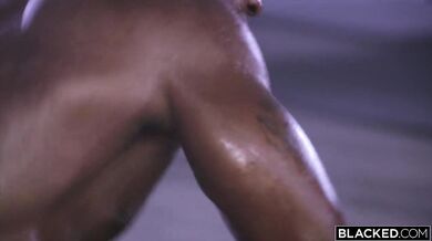 Riley Reid recibe una doble penetración de dos toros