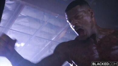 Riley Reid recibe una doble penetración de dos toros