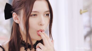 Increíble chica de grandes tetas Mila Azul se mete los dedos en el coño