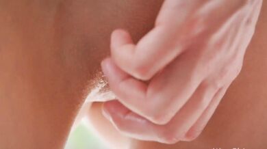 Dos hermosas chicas Nancy A y Ashby Winter tienen sexo en el sofá