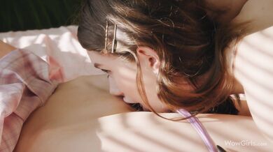 Úžasný lesbický pár Leona Mia a Liz Ocean se líbají v posteli