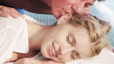 Krásná blondýnka Freya Mayer šuká u bazénu