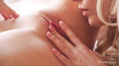 Dvě nejžhavější holky Bella Spark a Diana Heaven si navzájem olizují kundičky