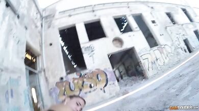 Nick Moreno šuká ve staré ruině s velkým ptákem