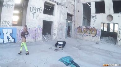 Nick Moreno šuká ve staré ruině s velkým ptákem