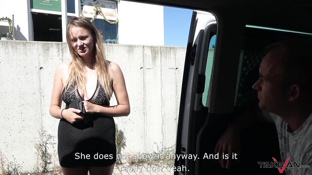 Hermosa joven rubia tetona follada en Takevan