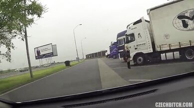 Blonďavá suka análne ošukaná taxikárom