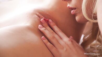 Dvě krásné dívky Bella Spark a Diana Heaven se líbají na posteli