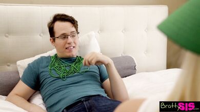 Kiara Cole prosí Danni Rivers o pomoc pri fajčení penisu na Deň svätého Patrika...