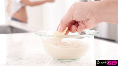 Blondýnka s velkými prsy Luna Luxe se posmívá nevlastnímu bratrovi řečmi o spermatu, dokud jí...